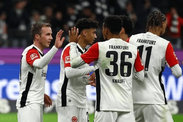 冲刺阶段防线松动引欢呼亚特兰大造点机会备战欧联，法兰克福转会期外线爆发瞬间刷屏